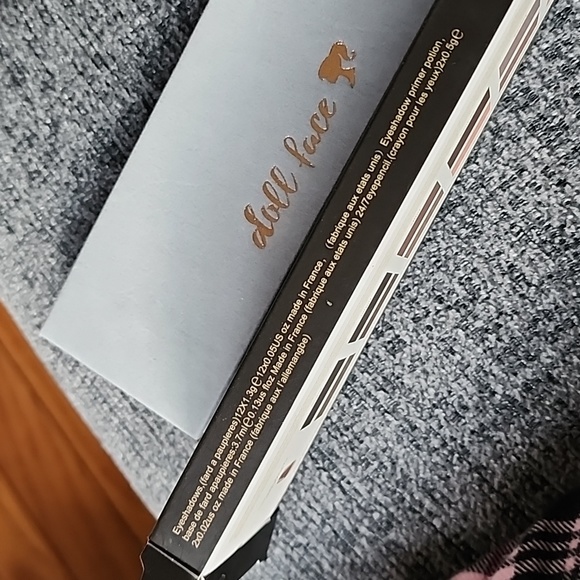 New Doll Face neutral Eye Shadow Palette - Picture 15 of 15